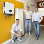 Team van WattsNext Energy Solutions bij hun zonne-energie-installatie